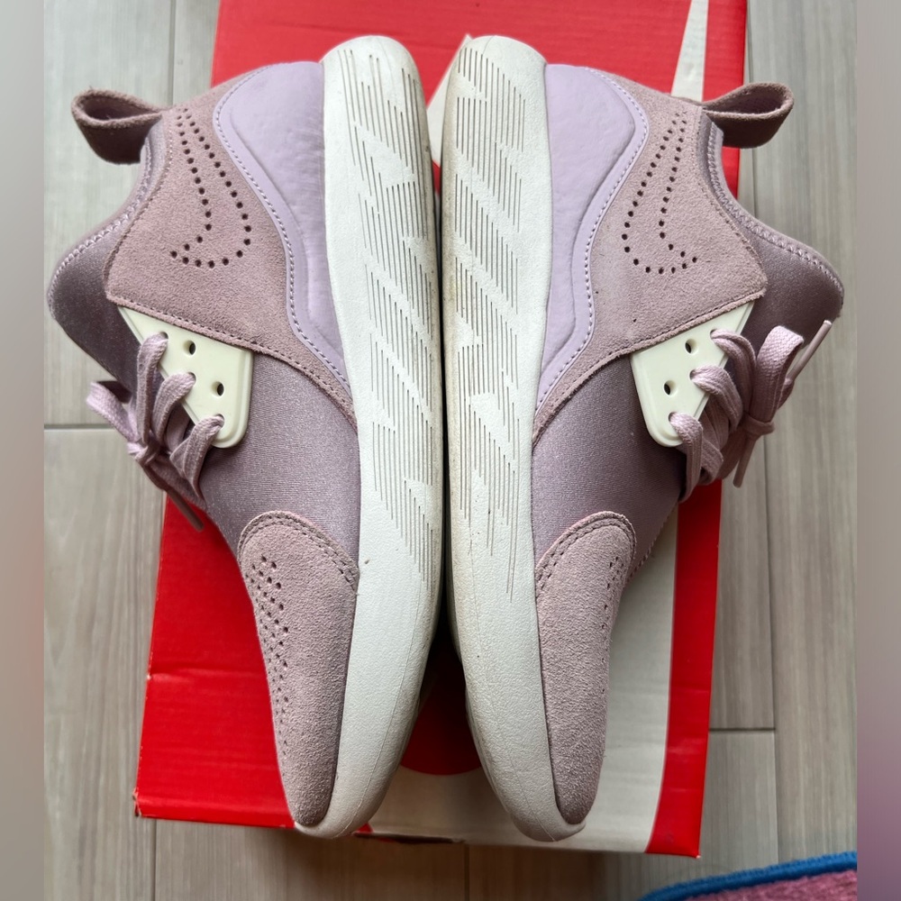 Nike Women Size 7.5 LUNARCHARGE PREMIUM ICED LILAC/SUMMIT WHITE
923286 500